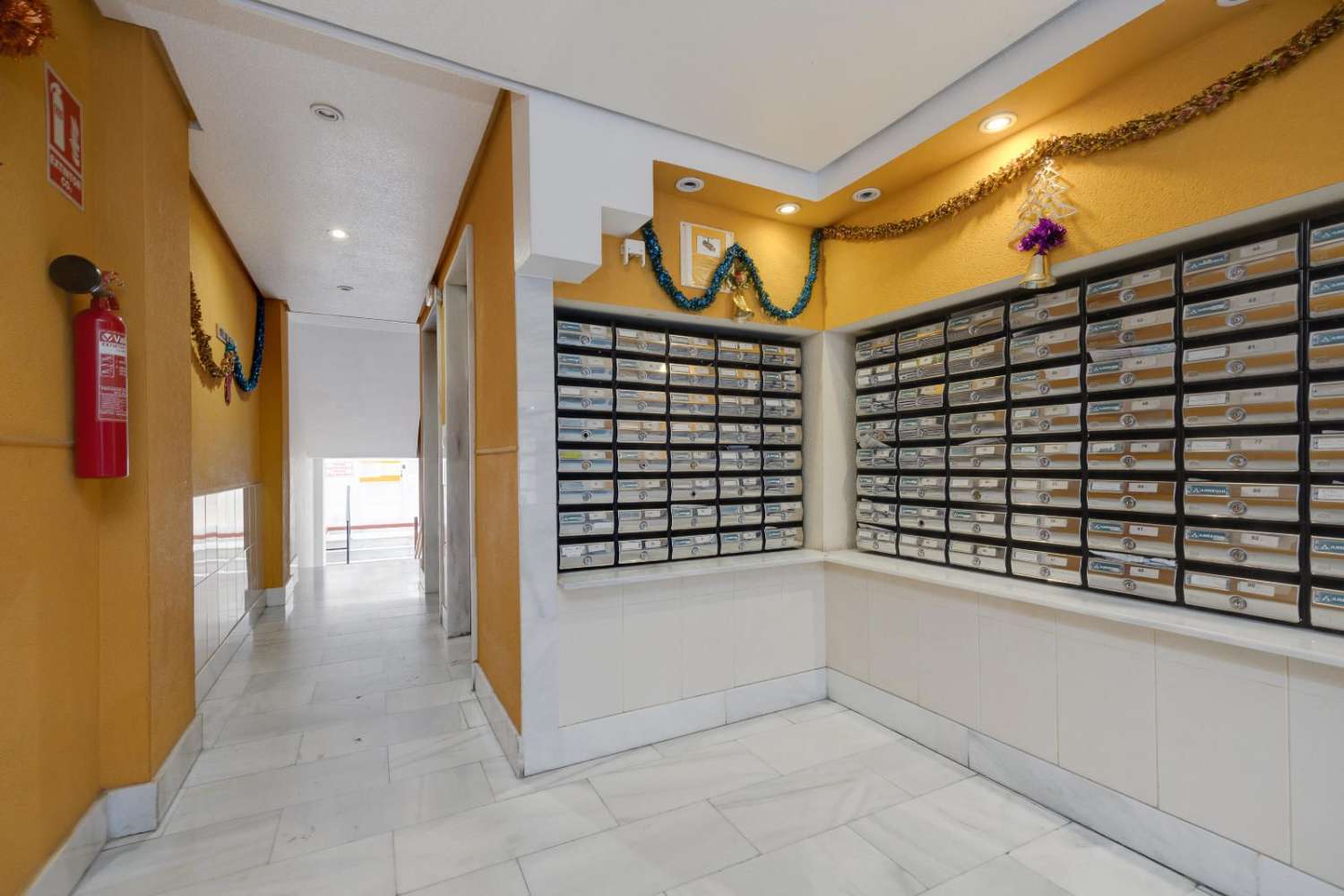 ROMSLIG 3-ROMS LEILIGHET MED GARASJE, LAGERROM OG FELLES BASSENG I TORREVIEJA