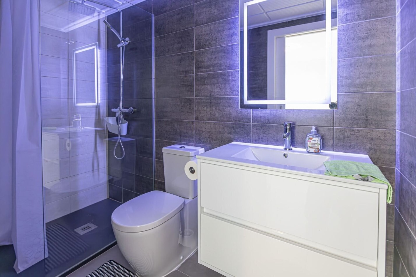 واحتك على البحر: بنغل مرتفع مع غرفة خاصة