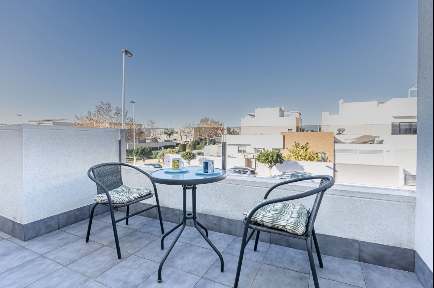 واحتك على البحر: بنغل مرتفع مع غرفة خاصة