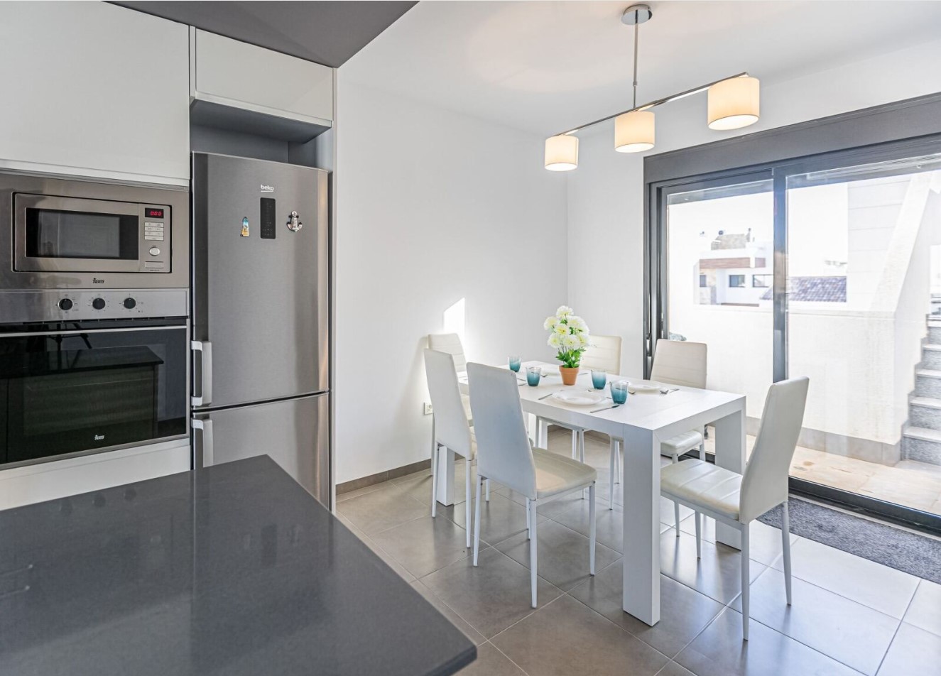 واحتك على البحر: بنغل مرتفع مع غرفة خاصة