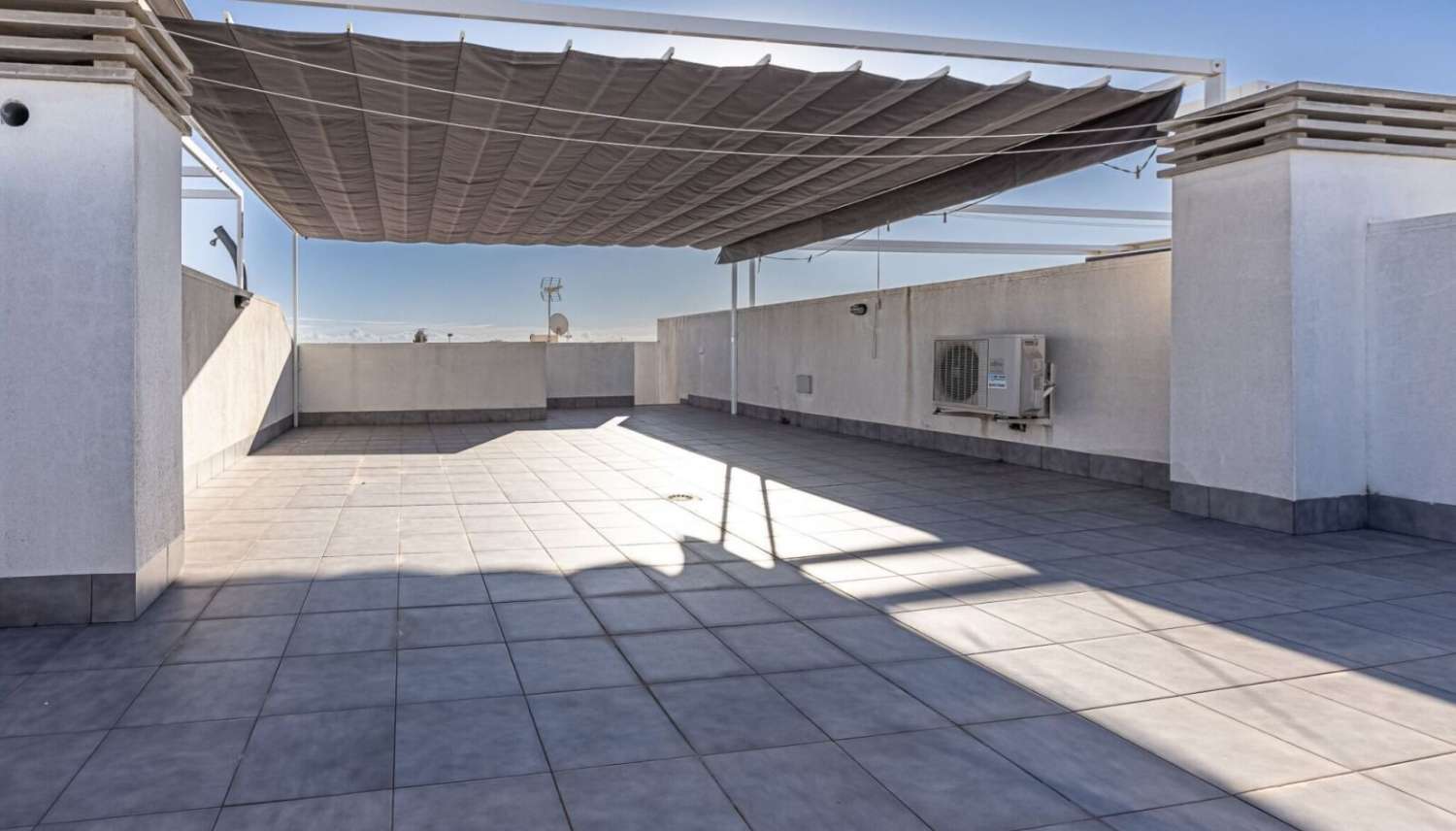 واحتك على البحر: بنغل مرتفع مع غرفة خاصة