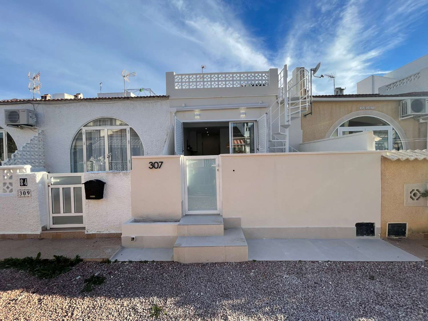 RENOVATED 2 BEDROOM BUNGALOW IN EL CHAPARRAL, TORREVIEJA