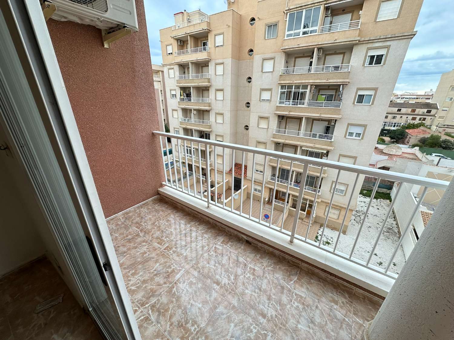 VERY BRIGHT 2 BEDROOM APARTMENT WITH POOL IN NUEVA TORREVIEJA