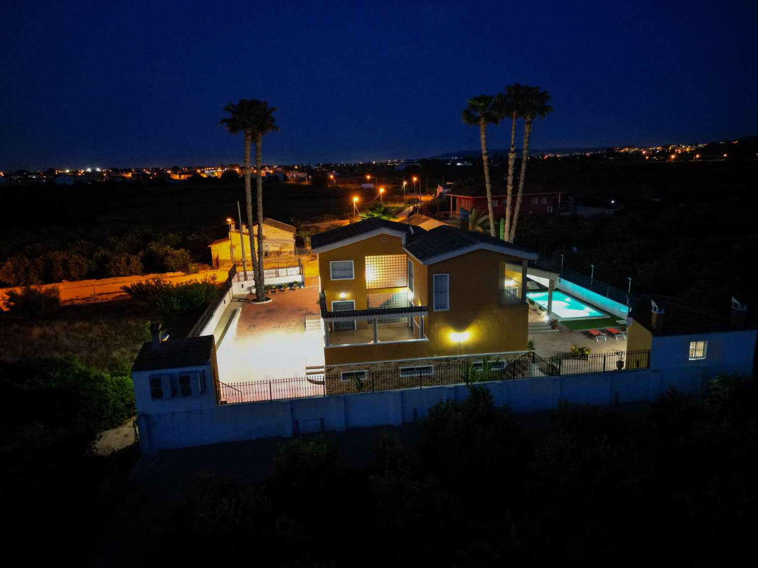 ЕКСКЛЮЗИВНА ФІНКА З ВІЛЛОЮ, БАСЕЙНОМ І ЛИМОННОЮ ПЛАНТАЦІЄЮ В КОРРЕНТІАС-МЕДІАС, ОРІУЕЛА