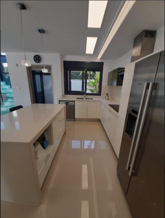 РОЗКІШНА ВІЛЛА З ПАНОРАМНИМ ВИДОМ НА МОРЕ ТА ПРИВАТНИМ БАСЕЙНОМ