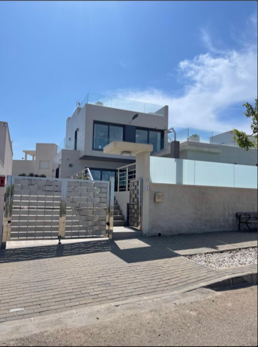 РОЗКІШНА ВІЛЛА З ПАНОРАМНИМ ВИДОМ НА МОРЕ ТА ПРИВАТНИМ БАСЕЙНОМ