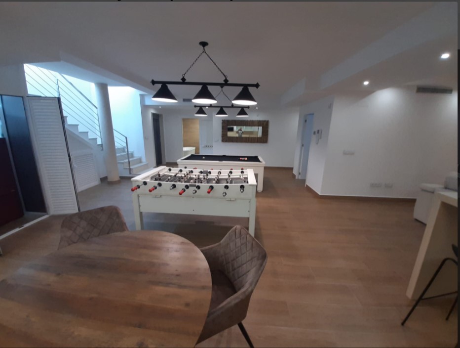 РОЗКІШНА ВІЛЛА З ПАНОРАМНИМ ВИДОМ НА МОРЕ ТА ПРИВАТНИМ БАСЕЙНОМ