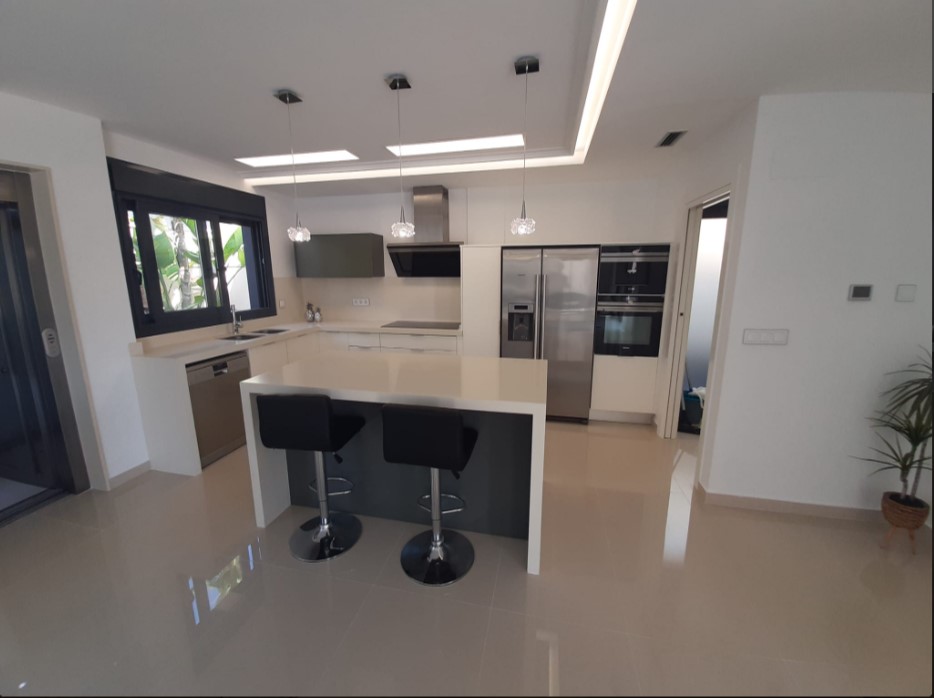 РОЗКІШНА ВІЛЛА З ПАНОРАМНИМ ВИДОМ НА МОРЕ ТА ПРИВАТНИМ БАСЕЙНОМ