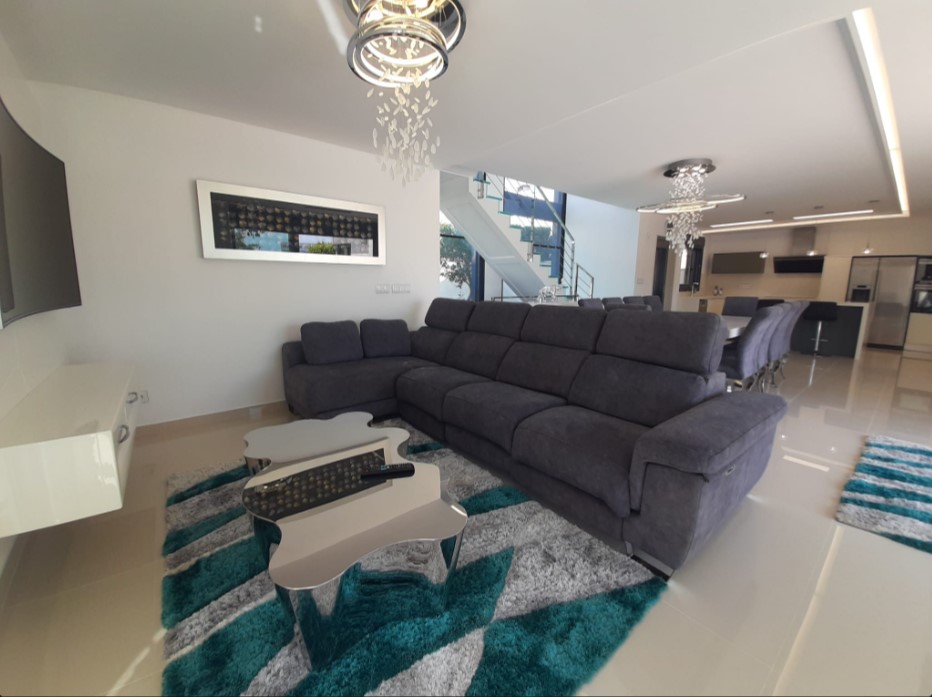 РОЗКІШНА ВІЛЛА З ПАНОРАМНИМ ВИДОМ НА МОРЕ ТА ПРИВАТНИМ БАСЕЙНОМ