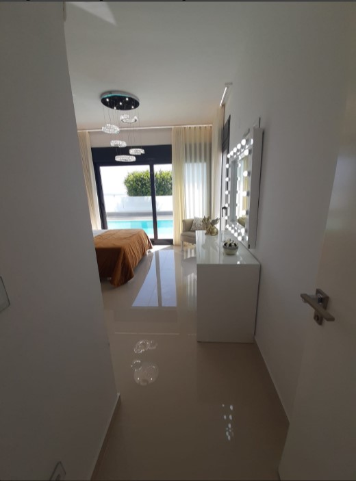 РОЗКІШНА ВІЛЛА З ПАНОРАМНИМ ВИДОМ НА МОРЕ ТА ПРИВАТНИМ БАСЕЙНОМ