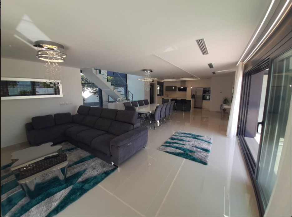 РОЗКІШНА ВІЛЛА З ПАНОРАМНИМ ВИДОМ НА МОРЕ ТА ПРИВАТНИМ БАСЕЙНОМ