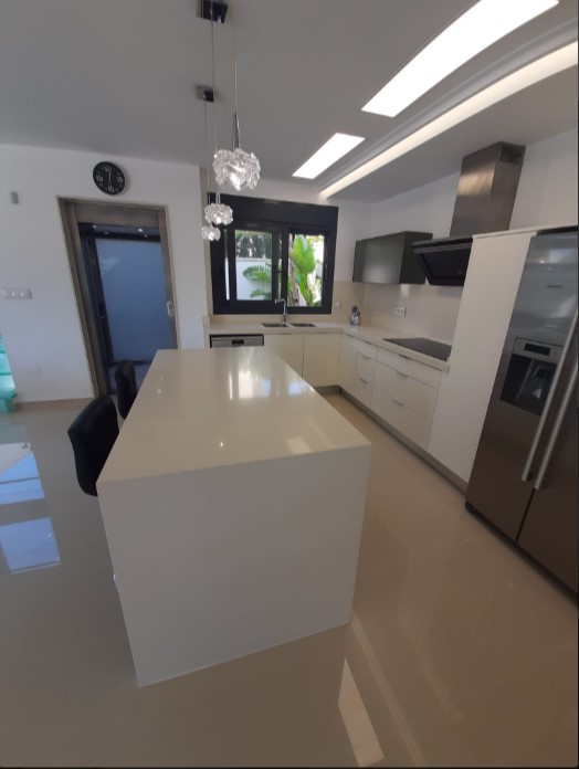 РОЗКІШНА ВІЛЛА З ПАНОРАМНИМ ВИДОМ НА МОРЕ ТА ПРИВАТНИМ БАСЕЙНОМ