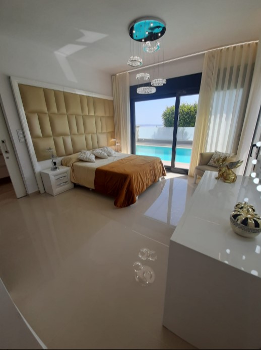 РОЗКІШНА ВІЛЛА З ПАНОРАМНИМ ВИДОМ НА МОРЕ ТА ПРИВАТНИМ БАСЕЙНОМ