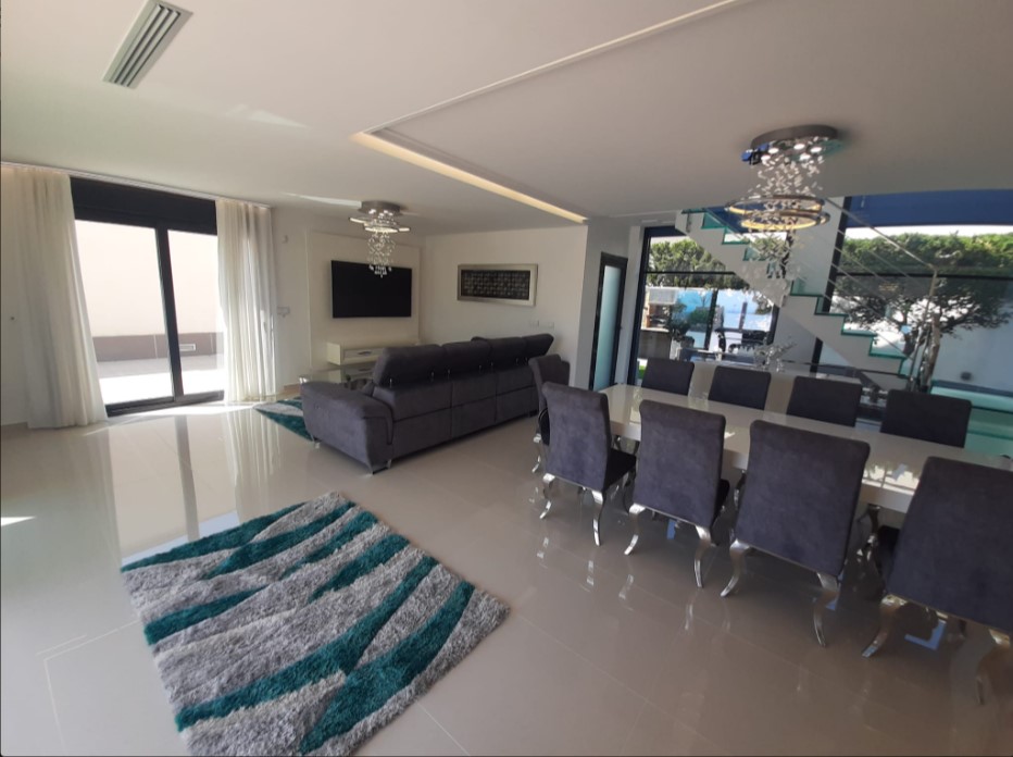 РОЗКІШНА ВІЛЛА З ПАНОРАМНИМ ВИДОМ НА МОРЕ ТА ПРИВАТНИМ БАСЕЙНОМ