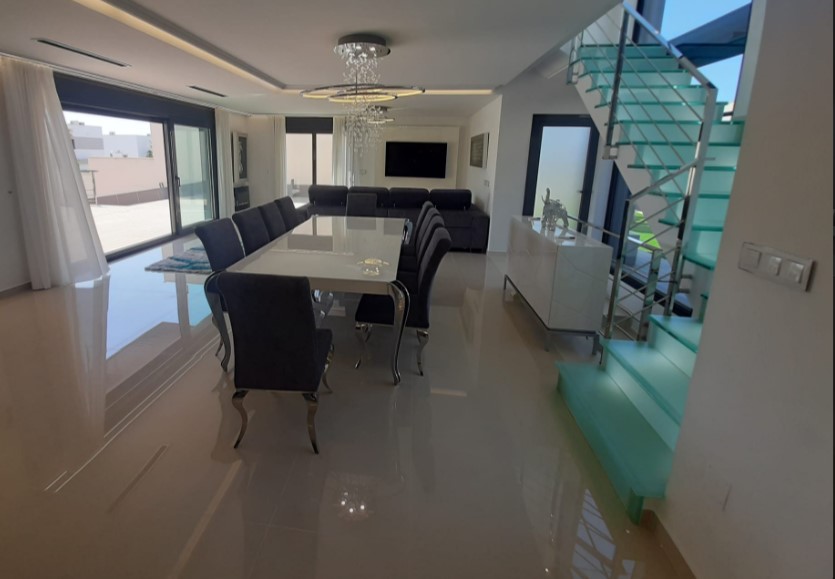 РОЗКІШНА ВІЛЛА З ПАНОРАМНИМ ВИДОМ НА МОРЕ ТА ПРИВАТНИМ БАСЕЙНОМ