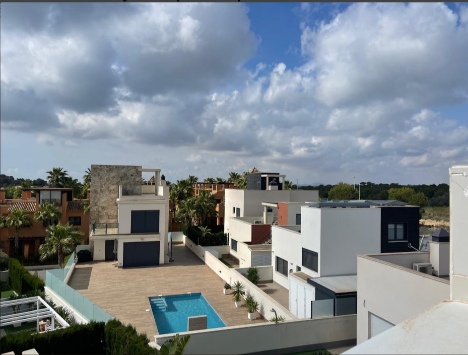 РОЗКІШНА ВІЛЛА З ПАНОРАМНИМ ВИДОМ НА МОРЕ ТА ПРИВАТНИМ БАСЕЙНОМ