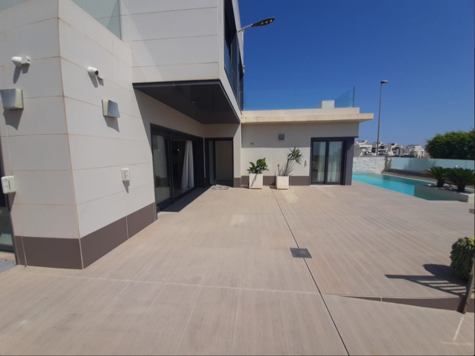 РОЗКІШНА ВІЛЛА З ПАНОРАМНИМ ВИДОМ НА МОРЕ ТА ПРИВАТНИМ БАСЕЙНОМ