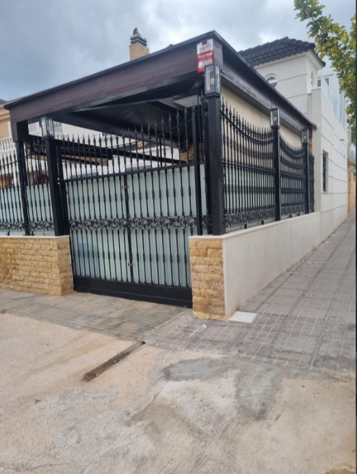 عقار فاخر شبه منفصل مع مسبح خاص في لا زينيا