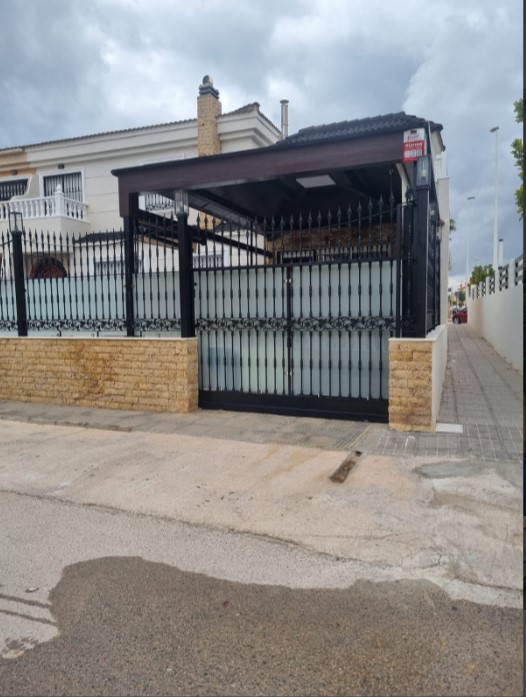 عقار فاخر شبه منفصل مع مسبح خاص في لا زينيا