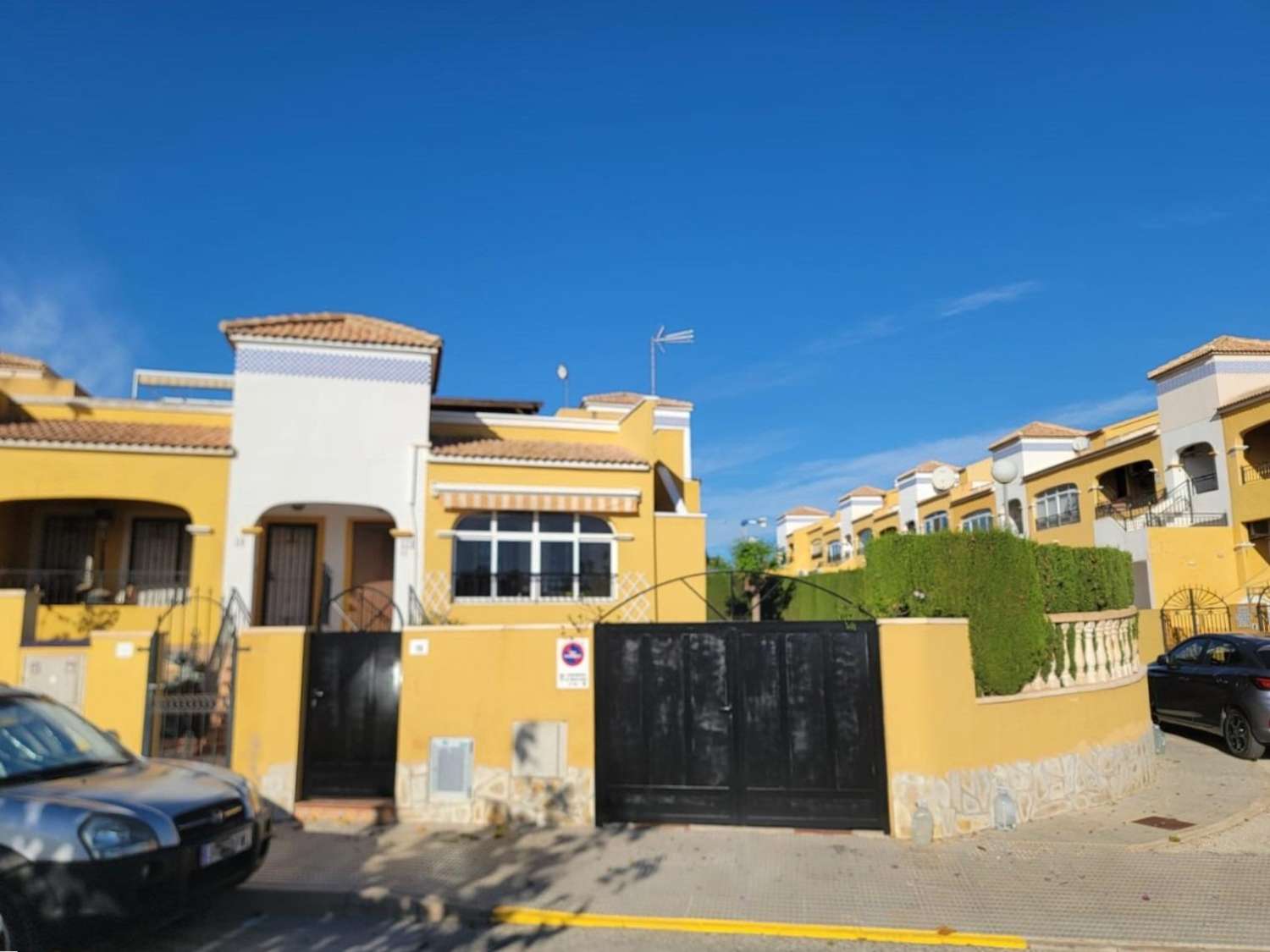 VILLA ADOSADA EN PLANTA BAJA CON GRAN JARDÍN, SOLÁRIUM Y PISCINA EN LOS MONTESINOS