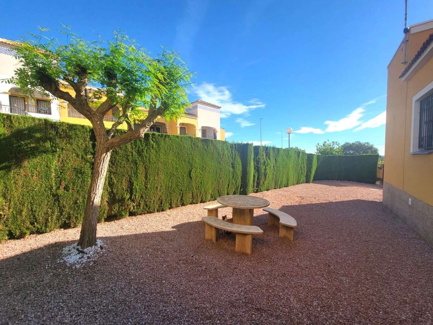 VILLA ADOSADA EN PLANTA BAJA CON GRAN JARDÍN, SOLÁRIUM Y PISCINA EN LOS MONTESINOS