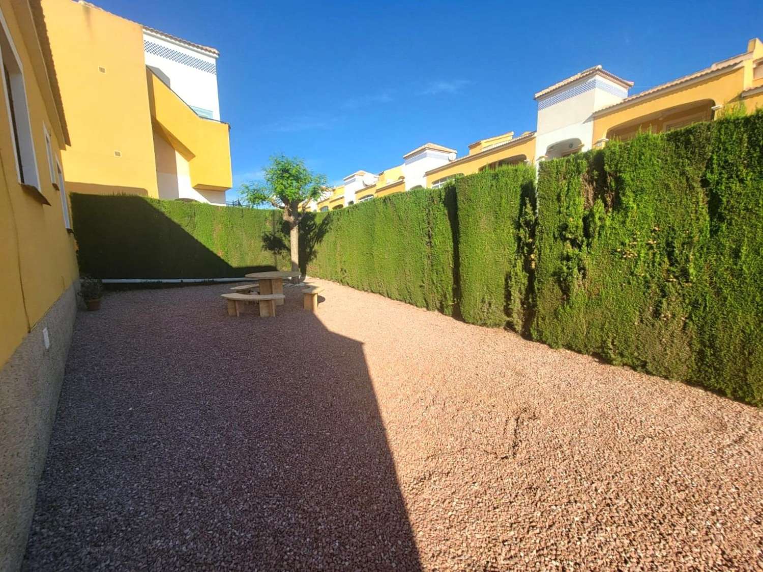 VILLA ADOSADA EN PLANTA BAJA CON GRAN JARDÍN, SOLÁRIUM Y PISCINA EN LOS MONTESINOS