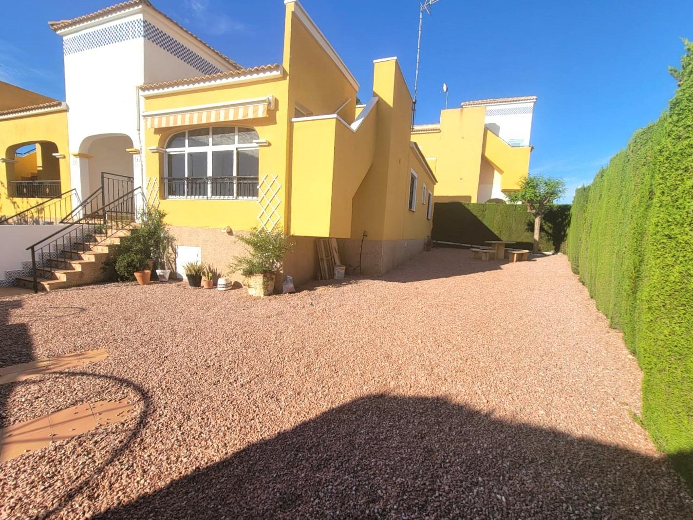 VILLA ADOSADA EN PLANTA BAJA CON GRAN JARDÍN, SOLÁRIUM Y PISCINA EN LOS MONTESINOS