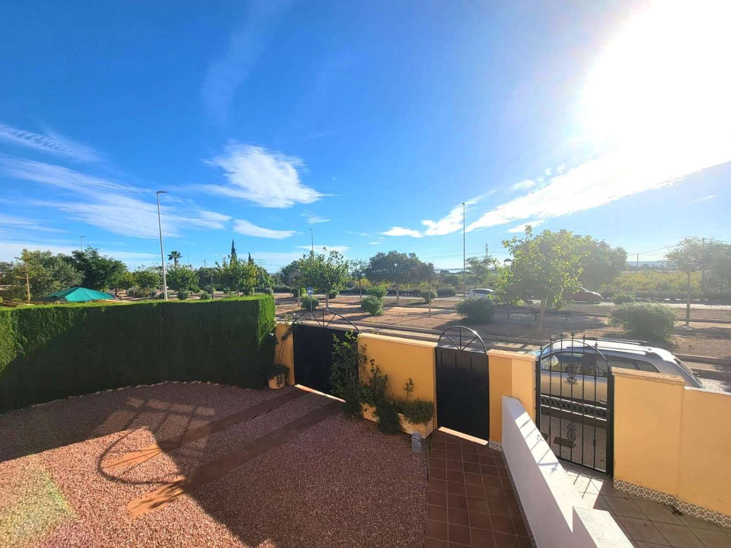 VILLA ADOSADA EN PLANTA BAJA CON GRAN JARDÍN, SOLÁRIUM Y PISCINA EN LOS MONTESINOS