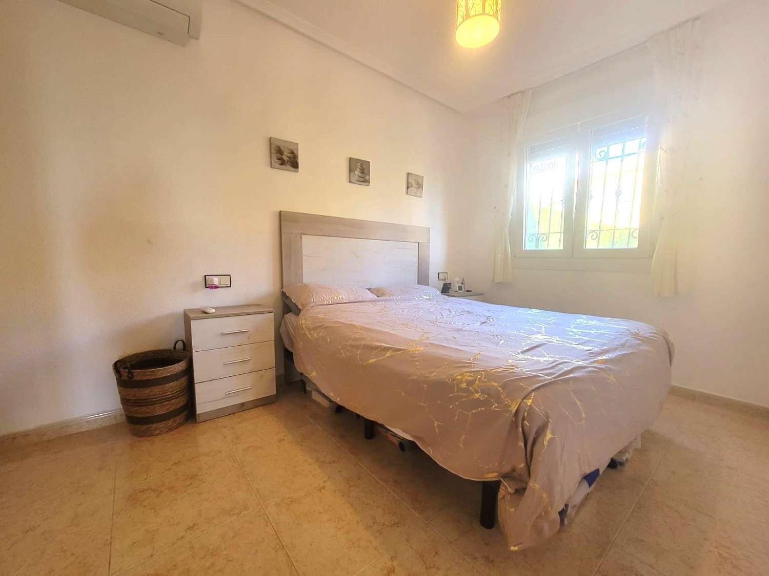 VILLA ADOSADA EN PLANTA BAJA CON GRAN JARDÍN, SOLÁRIUM Y PISCINA EN LOS MONTESINOS