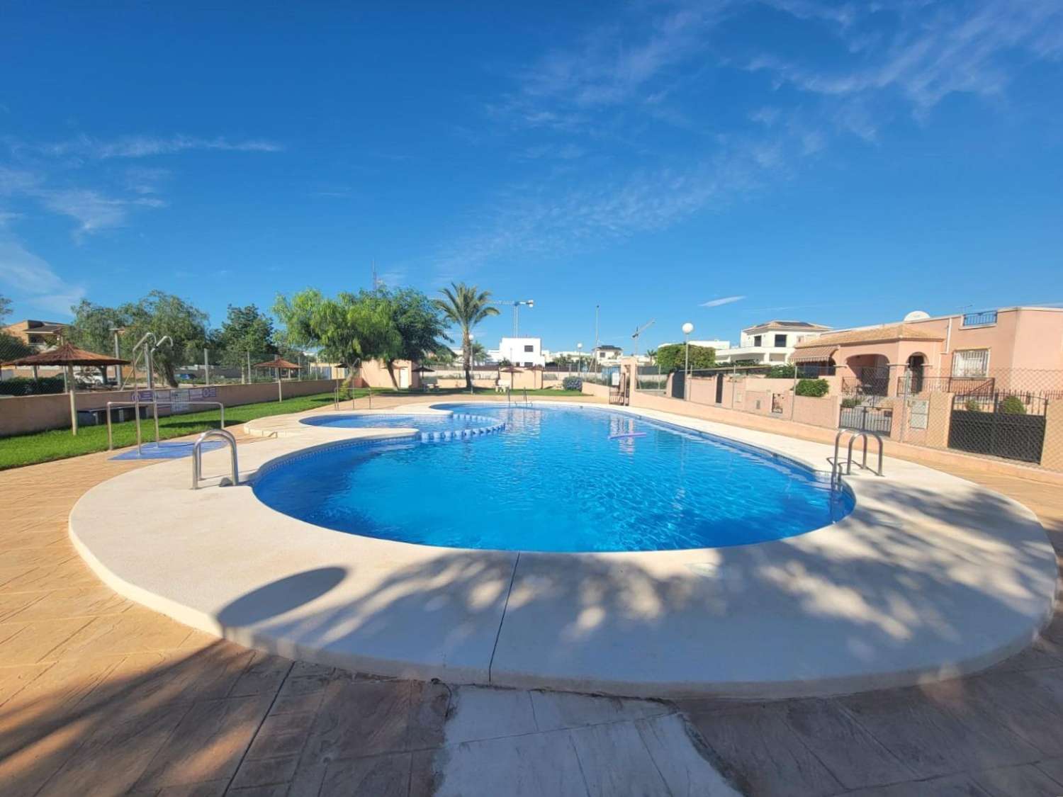 VILLA ADOSADA EN PLANTA BAJA CON GRAN JARDÍN, SOLÁRIUM Y PISCINA EN LOS MONTESINOS