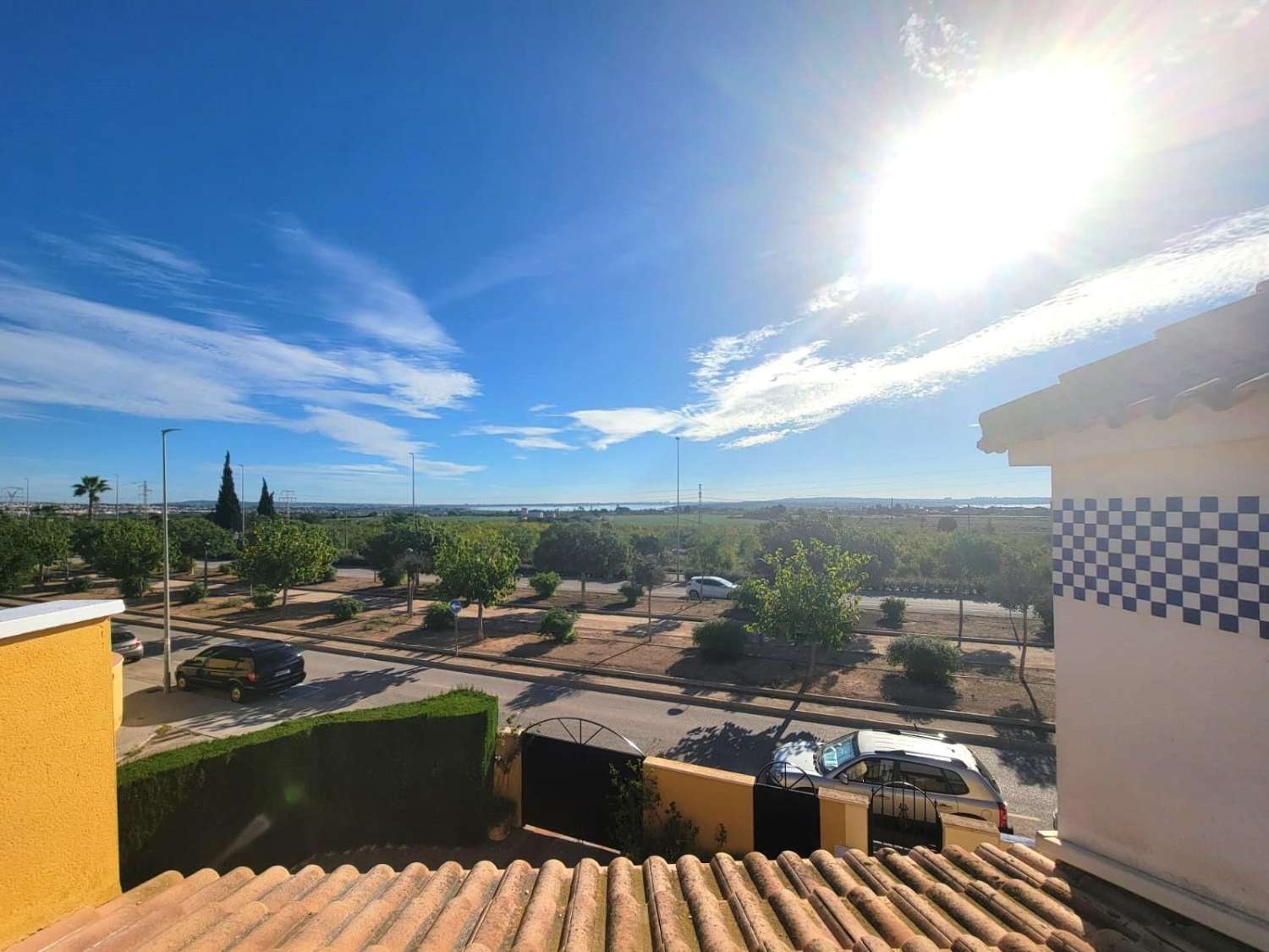 VILLA ADOSADA EN PLANTA BAJA CON GRAN JARDÍN, SOLÁRIUM Y PISCINA EN LOS MONTESINOS