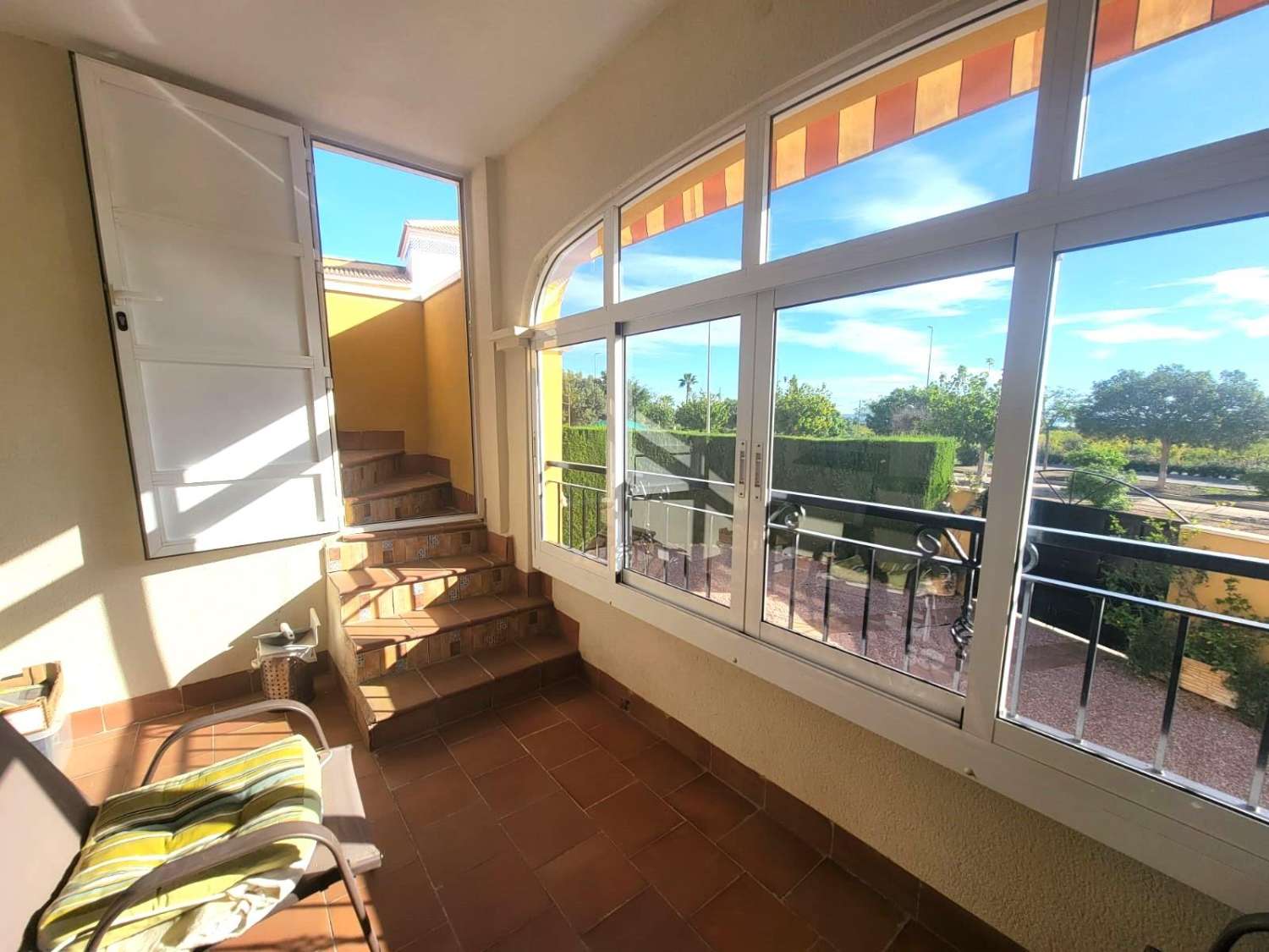 VILLA ADOSADA EN PLANTA BAJA CON GRAN JARDÍN, SOLÁRIUM Y PISCINA EN LOS MONTESINOS