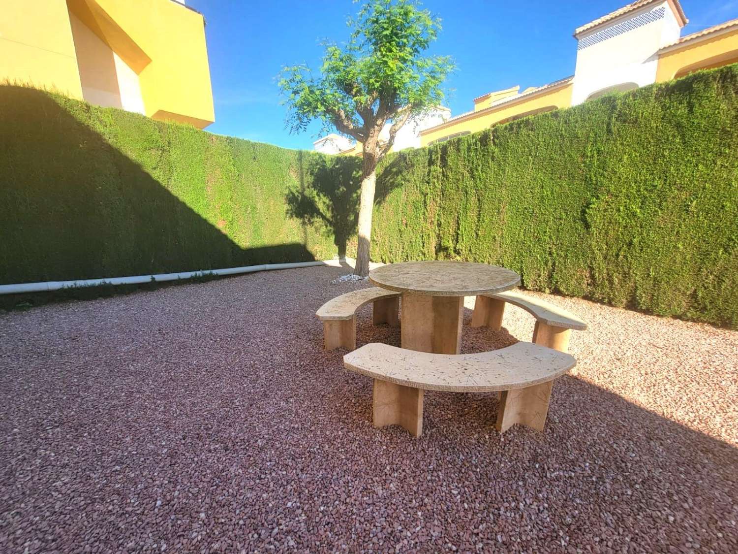 VILLA ADOSADA EN PLANTA BAJA CON GRAN JARDÍN, SOLÁRIUM Y PISCINA EN LOS MONTESINOS