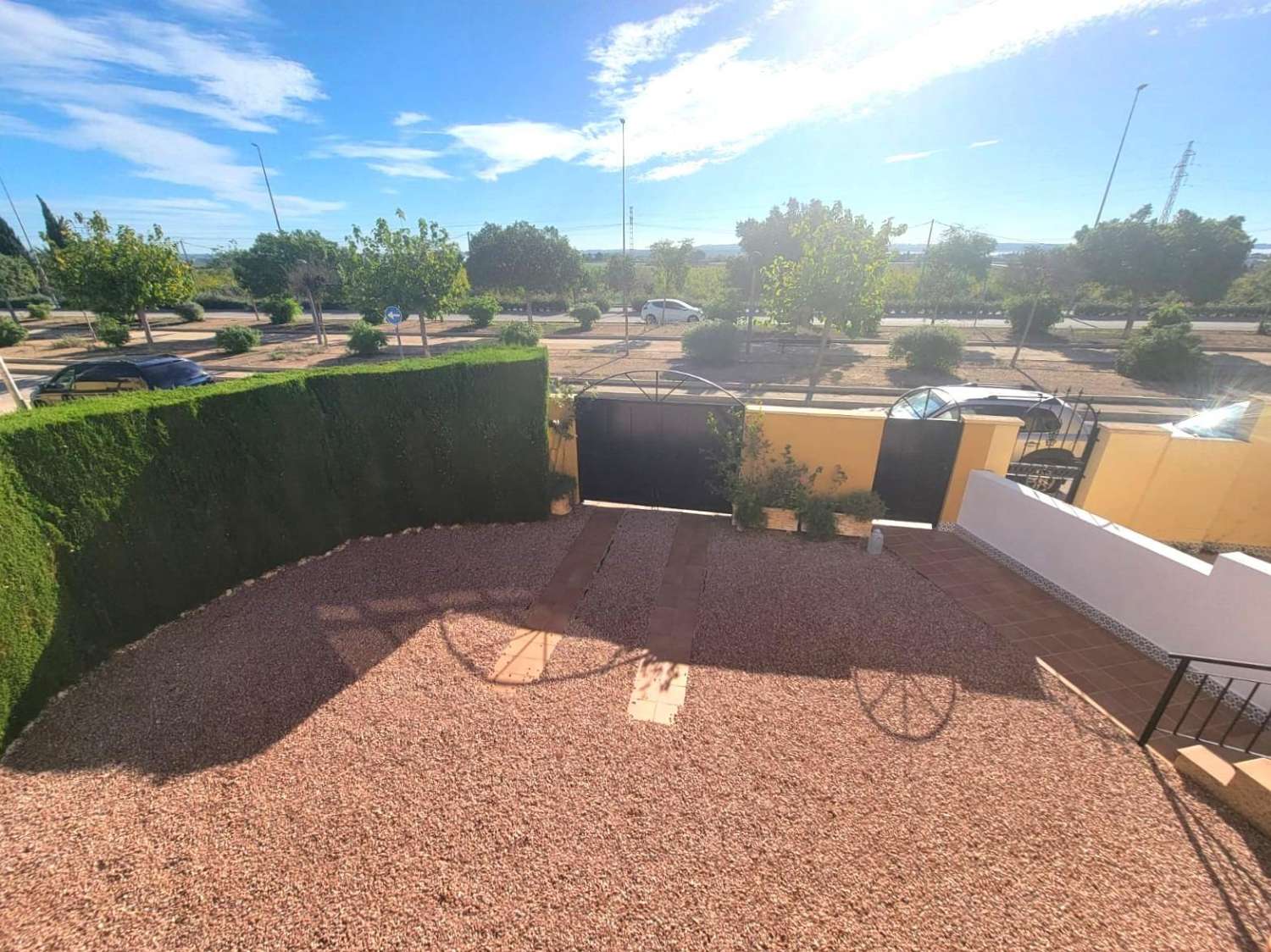 VILLA ADOSADA EN PLANTA BAJA CON GRAN JARDÍN, SOLÁRIUM Y PISCINA EN LOS MONTESINOS