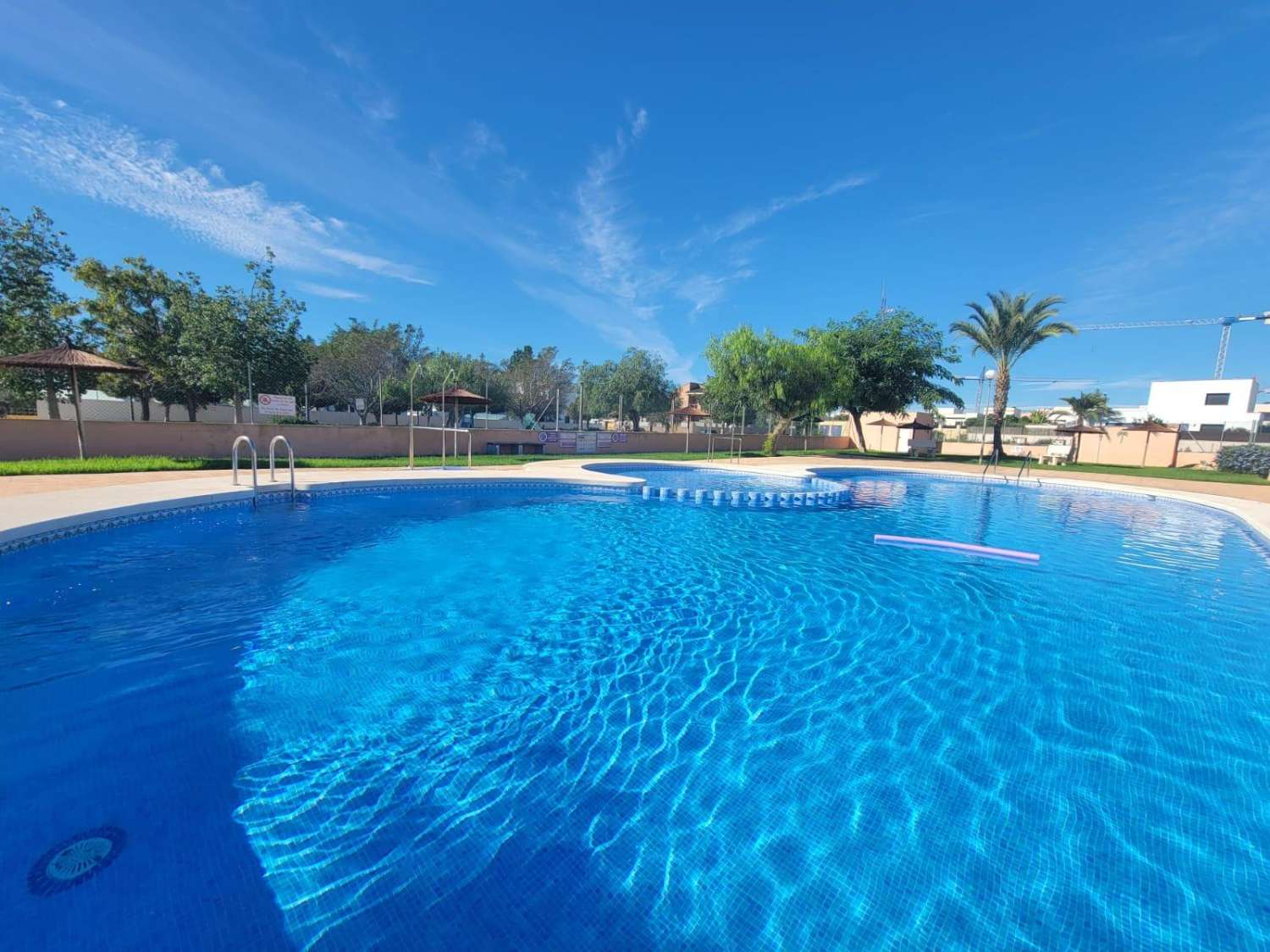 VILLA ADOSADA EN PLANTA BAJA CON GRAN JARDÍN, SOLÁRIUM Y PISCINA EN LOS MONTESINOS