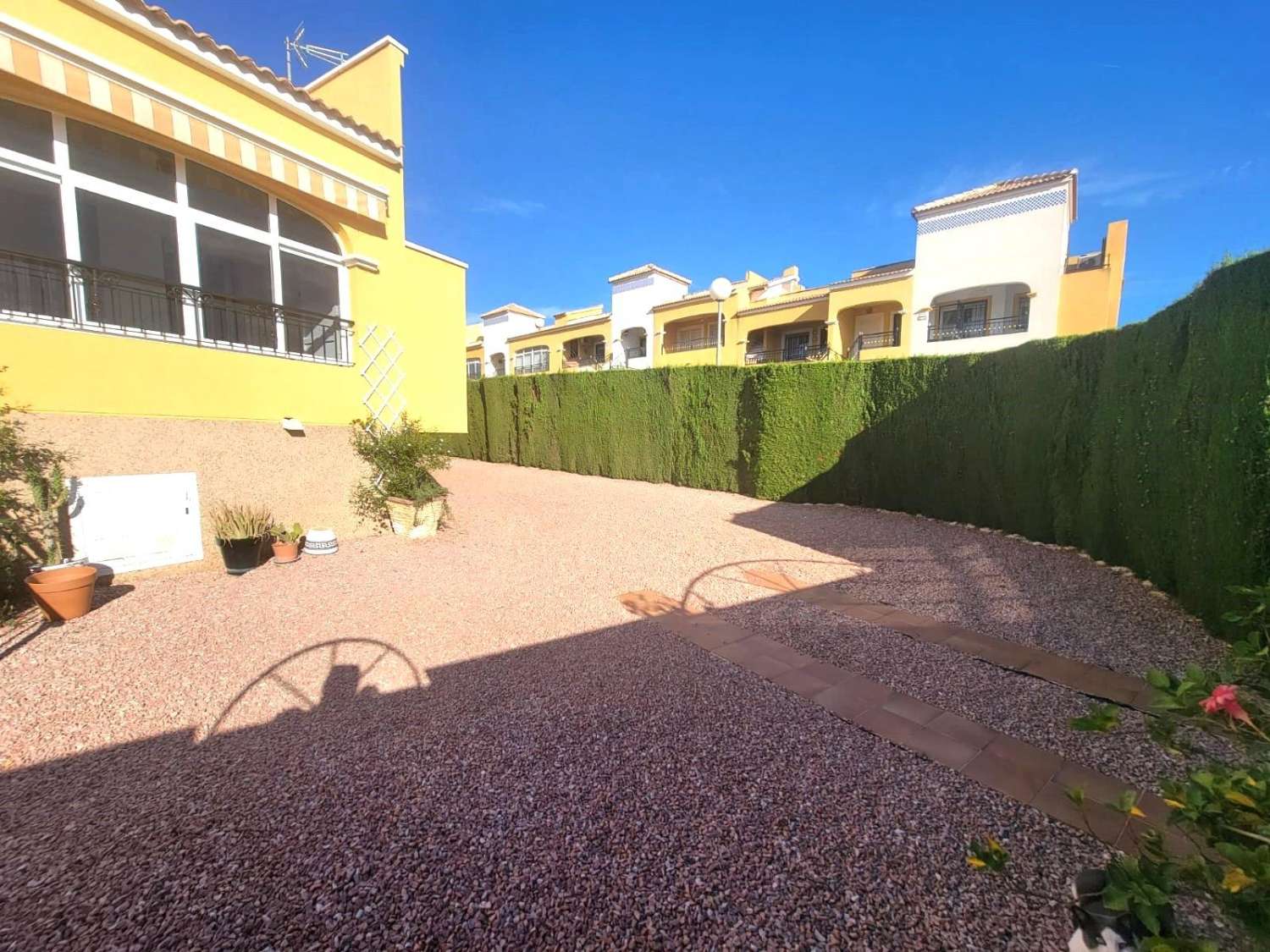 VILLA ADOSADA EN PLANTA BAJA CON GRAN JARDÍN, SOLÁRIUM Y PISCINA EN LOS MONTESINOS