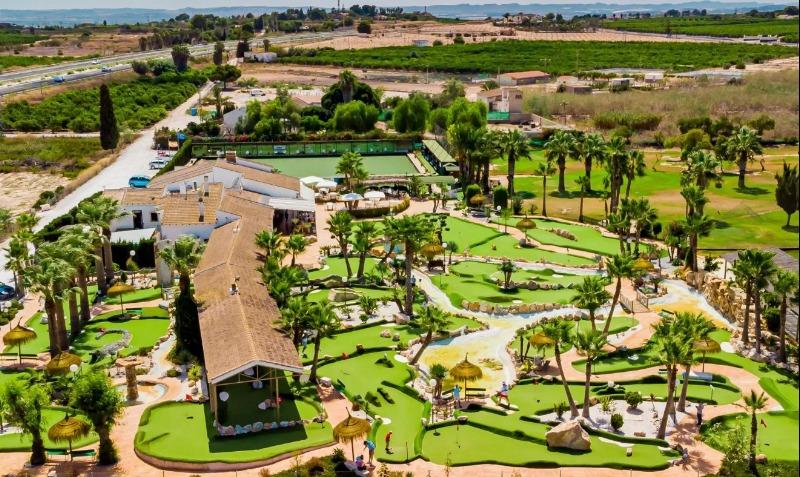 VILLA ADOSADA EN PLANTA BAJA CON GRAN JARDÍN, SOLÁRIUM Y PISCINA EN LOS MONTESINOS