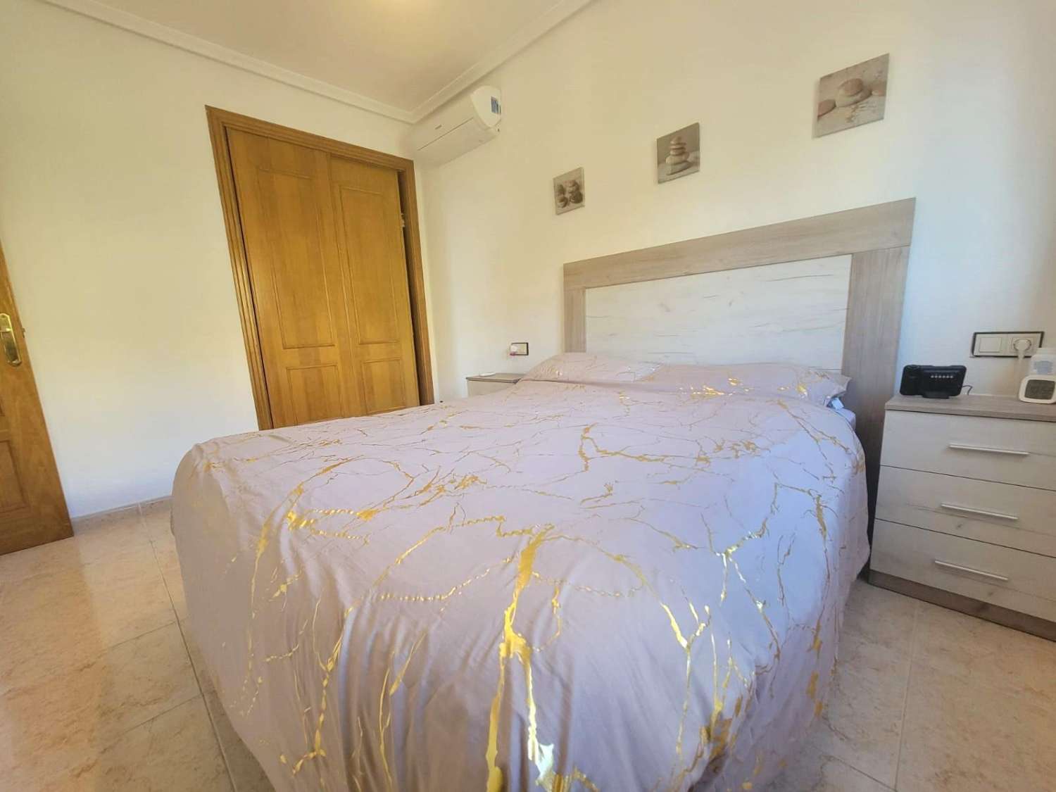 VILLA ADOSADA EN PLANTA BAJA CON GRAN JARDÍN, SOLÁRIUM Y PISCINA EN LOS MONTESINOS