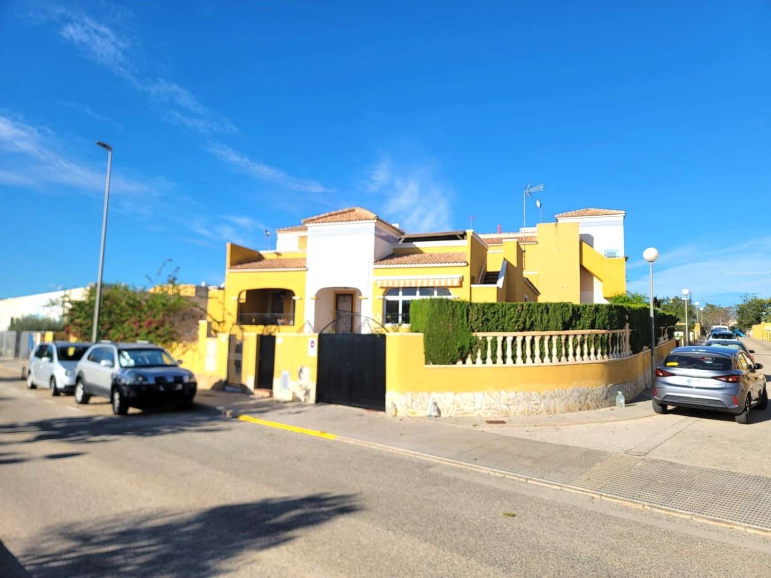 VILLA ADOSADA EN PLANTA BAJA CON GRAN JARDÍN, SOLÁRIUM Y PISCINA EN LOS MONTESINOS