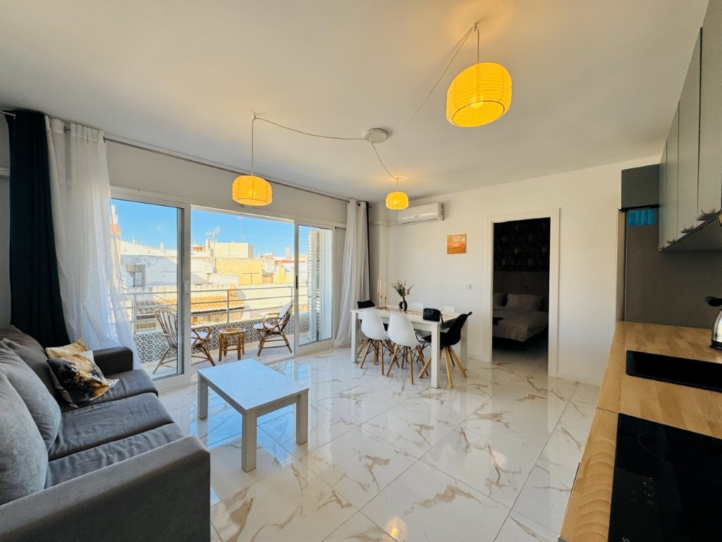 APARTAMENTO REFORMADO EN PRIMERA LÍNEA DE PLAYA EN LA MATA CON TERRAZA Y VISTAS AL MAR