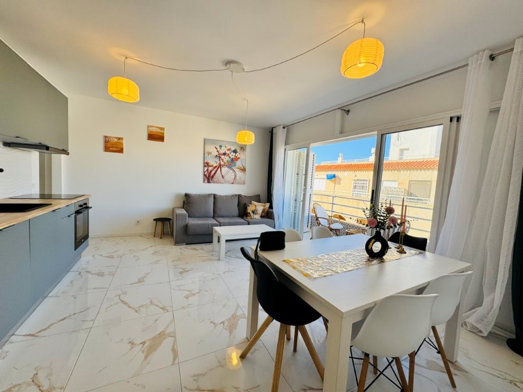 APARTAMENTO REFORMADO EN PRIMERA LÍNEA DE PLAYA EN LA MATA CON TERRAZA Y VISTAS AL MAR