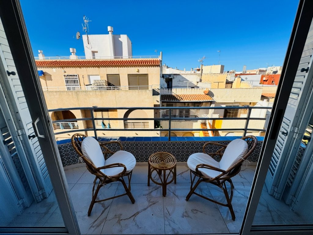 APARTAMENTO REFORMADO EN PRIMERA LÍNEA DE PLAYA EN LA MATA CON TERRAZA Y VISTAS AL MAR