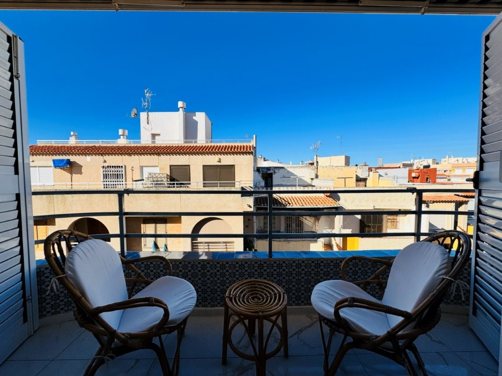 APARTAMENTO REFORMADO EN PRIMERA LÍNEA DE PLAYA EN LA MATA CON TERRAZA Y VISTAS AL MAR