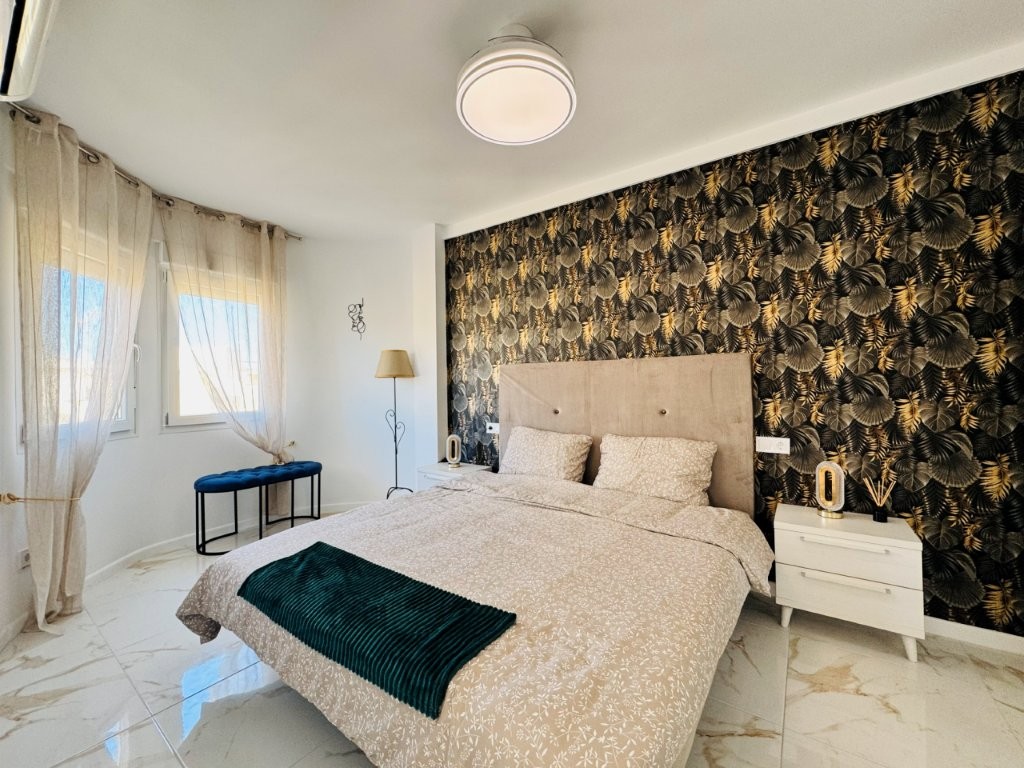 APARTAMENTO REFORMADO EN PRIMERA LÍNEA DE PLAYA EN LA MATA CON TERRAZA Y VISTAS AL MAR