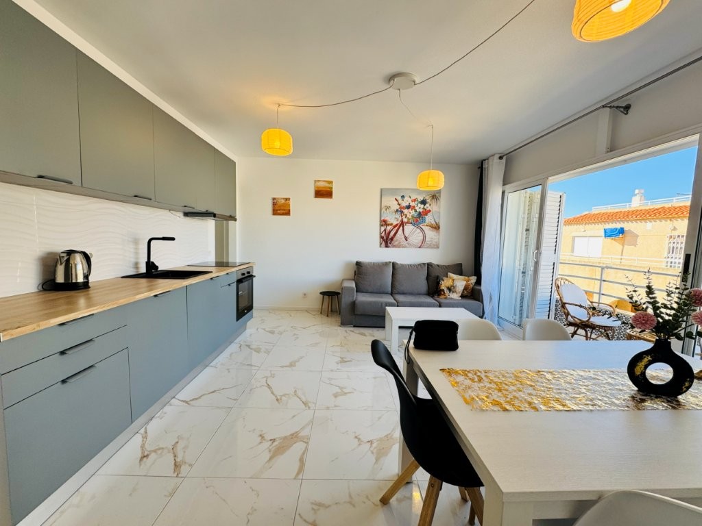APARTAMENTO REFORMADO EN PRIMERA LÍNEA DE PLAYA EN LA MATA CON TERRAZA Y VISTAS AL MAR