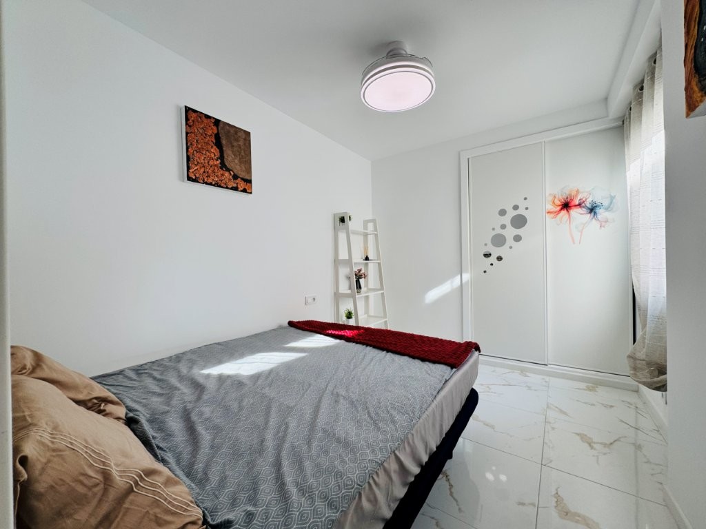 APARTAMENTO REFORMADO EN PRIMERA LÍNEA DE PLAYA EN LA MATA CON TERRAZA Y VISTAS AL MAR