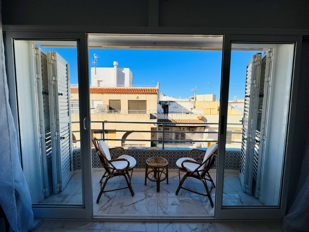 APARTAMENTO REFORMADO EN PRIMERA LÍNEA DE PLAYA EN LA MATA CON TERRAZA Y VISTAS AL MAR