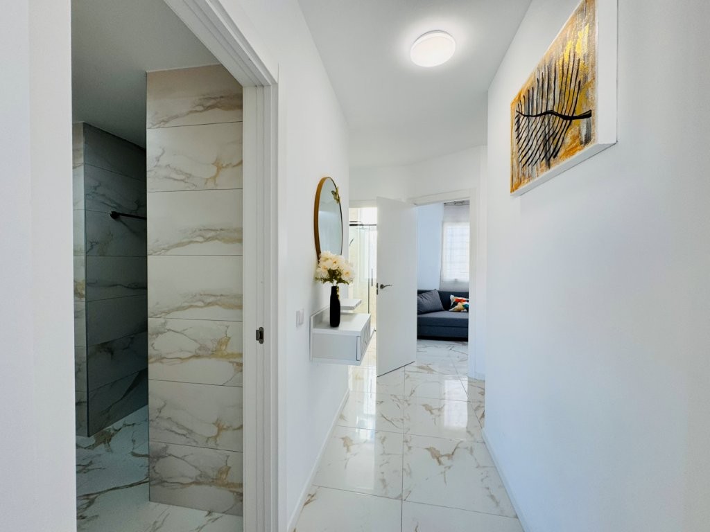 APARTAMENTO REFORMADO EN PRIMERA LÍNEA DE PLAYA EN LA MATA CON TERRAZA Y VISTAS AL MAR