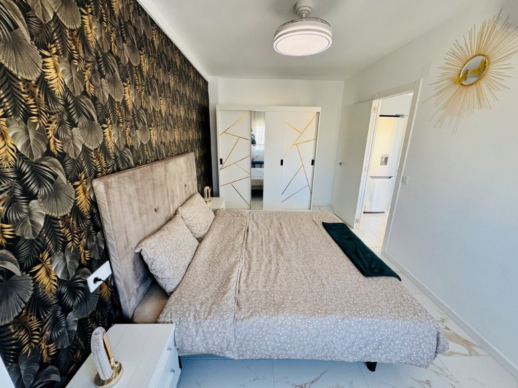 APARTAMENTO REFORMADO EN PRIMERA LÍNEA DE PLAYA EN LA MATA CON TERRAZA Y VISTAS AL MAR