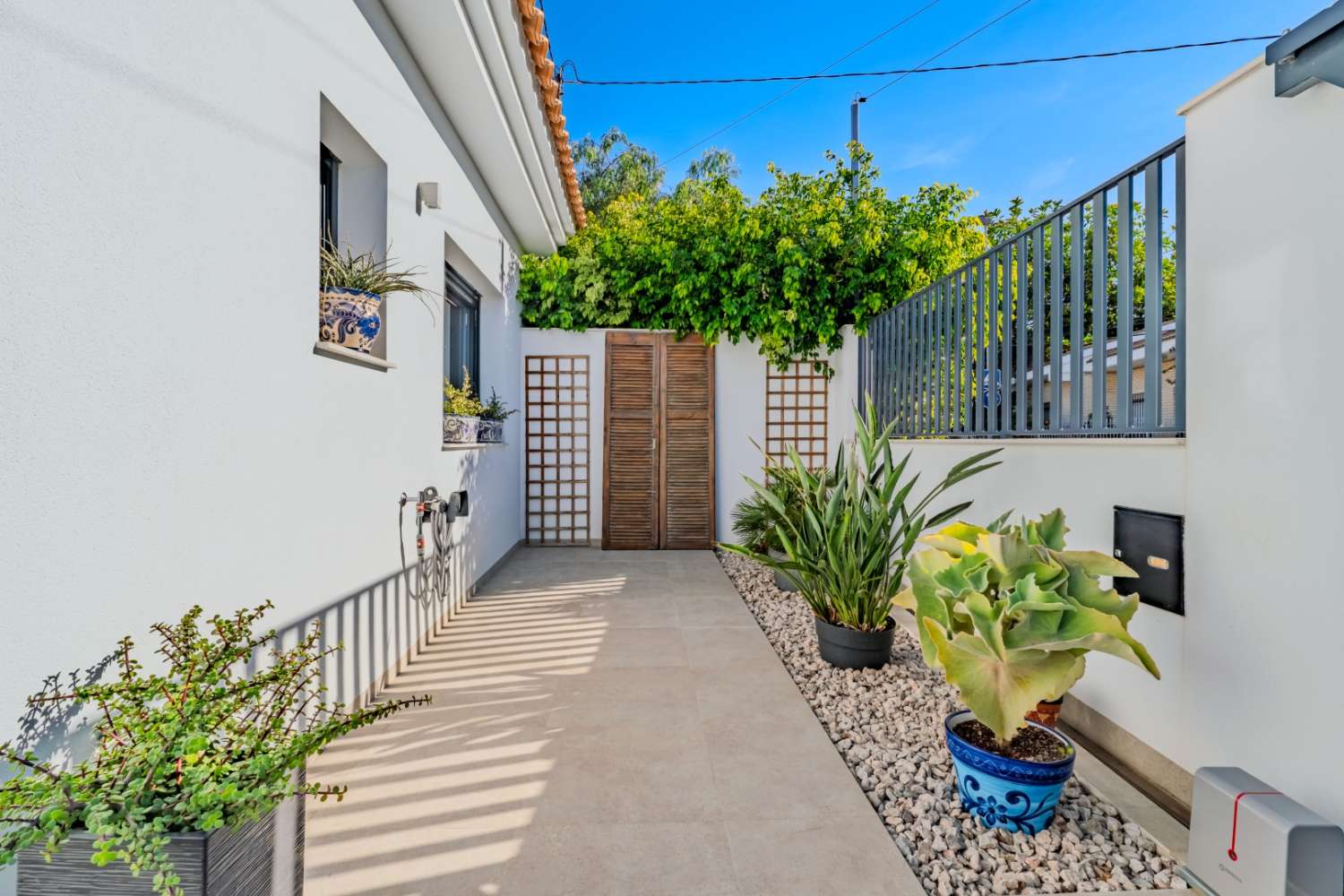 СУЧАСНА ОКРЕМА ВІЛЛА З ПРИВАТНИМ БАСЕЙНОМ БІЛЯ ПЛЯЖУ В ЛО ПАГАН